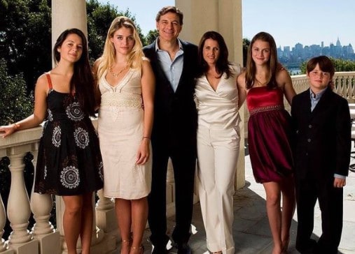 Image of the wife of Dr.Oz, Lisa Oz and her family